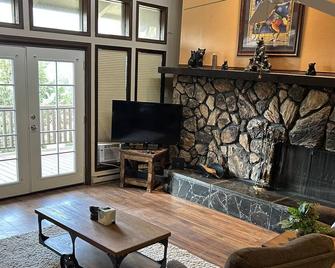 2 bedroom, 2 bathroom condo with fantastic mountain views - Ruidoso - Living room