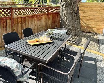 Lakeside Villa & Nordic Spa - Boutique motel with beach access - Penticton - Patio