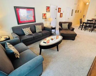 Sparkling Pool and Stylish Kitchen - Serene Spacious Retreat - Davenport - Wohnzimmer