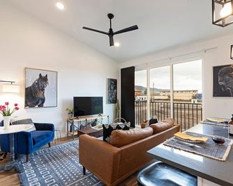 Modern upper level 2 Story Loft - Walk to Downtown Missoula - Missoula - Living room