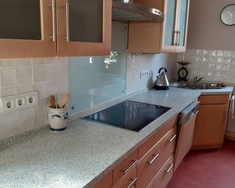 Cozy vacation apartment with tiled stove, near Heidelberg and the Black Forest - Bad Schönborn - Kitchen