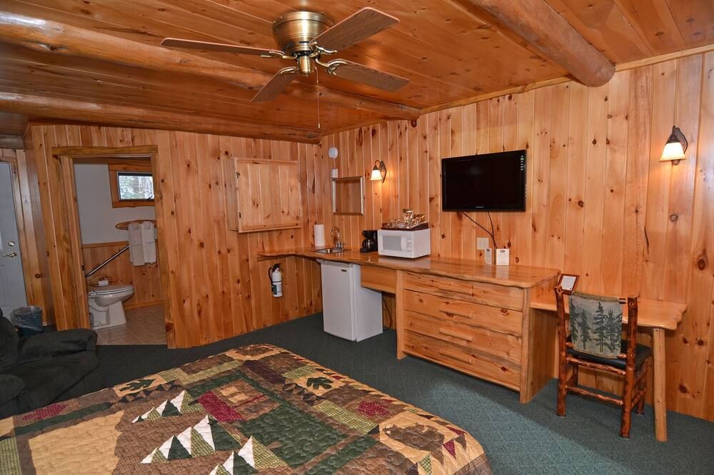 Grand Pines Motel Rooms - Hayward - Спальня