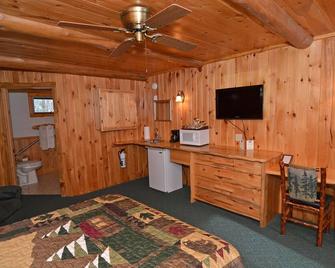 Grand Pines Motel Rooms - Hayward - Ložnice