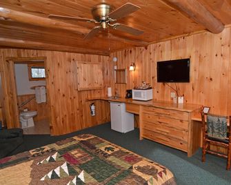 Grand Pines Motel Rooms - Hayward - Спальня