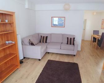 Bassett House with 3 bedrooms, fast Wi-Fi and off road parking - Sittingbourne - Living room