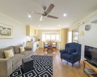 Tokemata Retreat - Cobram - Living room