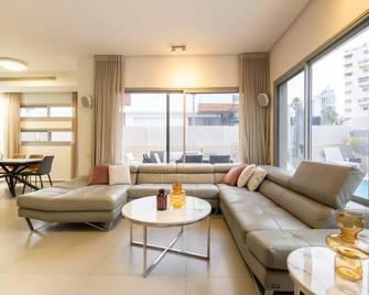 O&O Group - Prestigious Beachfront Villa W Private Pool - Rishon LeZion - Living room