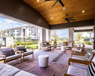 Landing Apartments Pflugerville - Pflugerville - Terasa