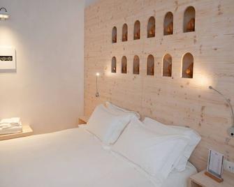Camera matrimoniale, ambiente ricercato, arredato ed impreziosito. - Lecce - Habitación