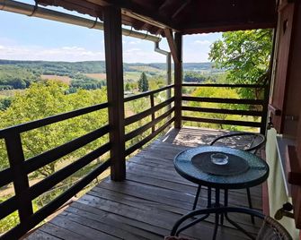 Agroturizam Na Malenom Brijegu Bakina Vikendica - Ribnjačka - Balcón