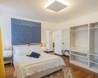 Lake Holiday Como by Rent All Como - Como - Bedroom