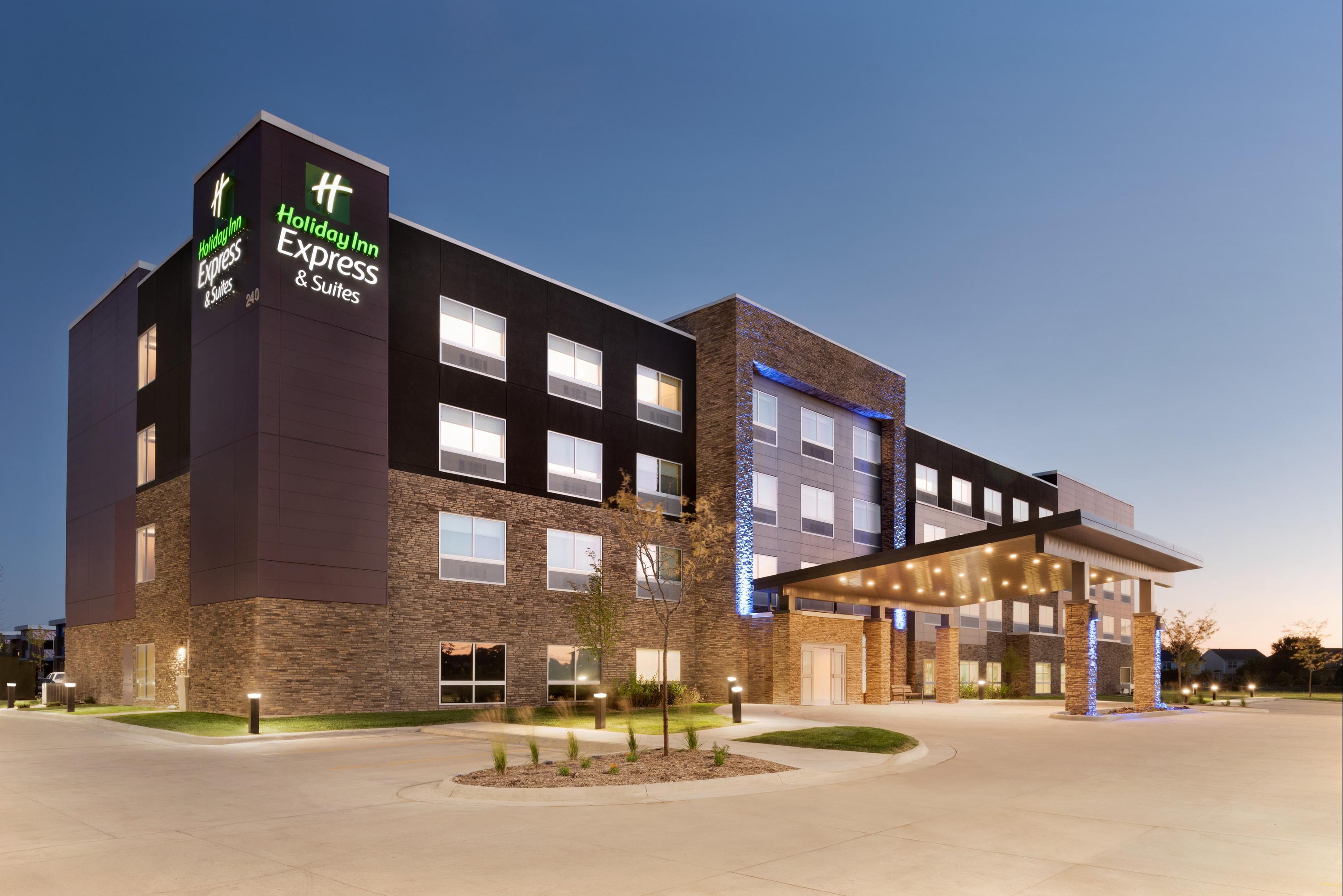 Sheraton West Des Moines Hotel from $101. West Des Moines Hotel Deals &  Reviews - KAYAK