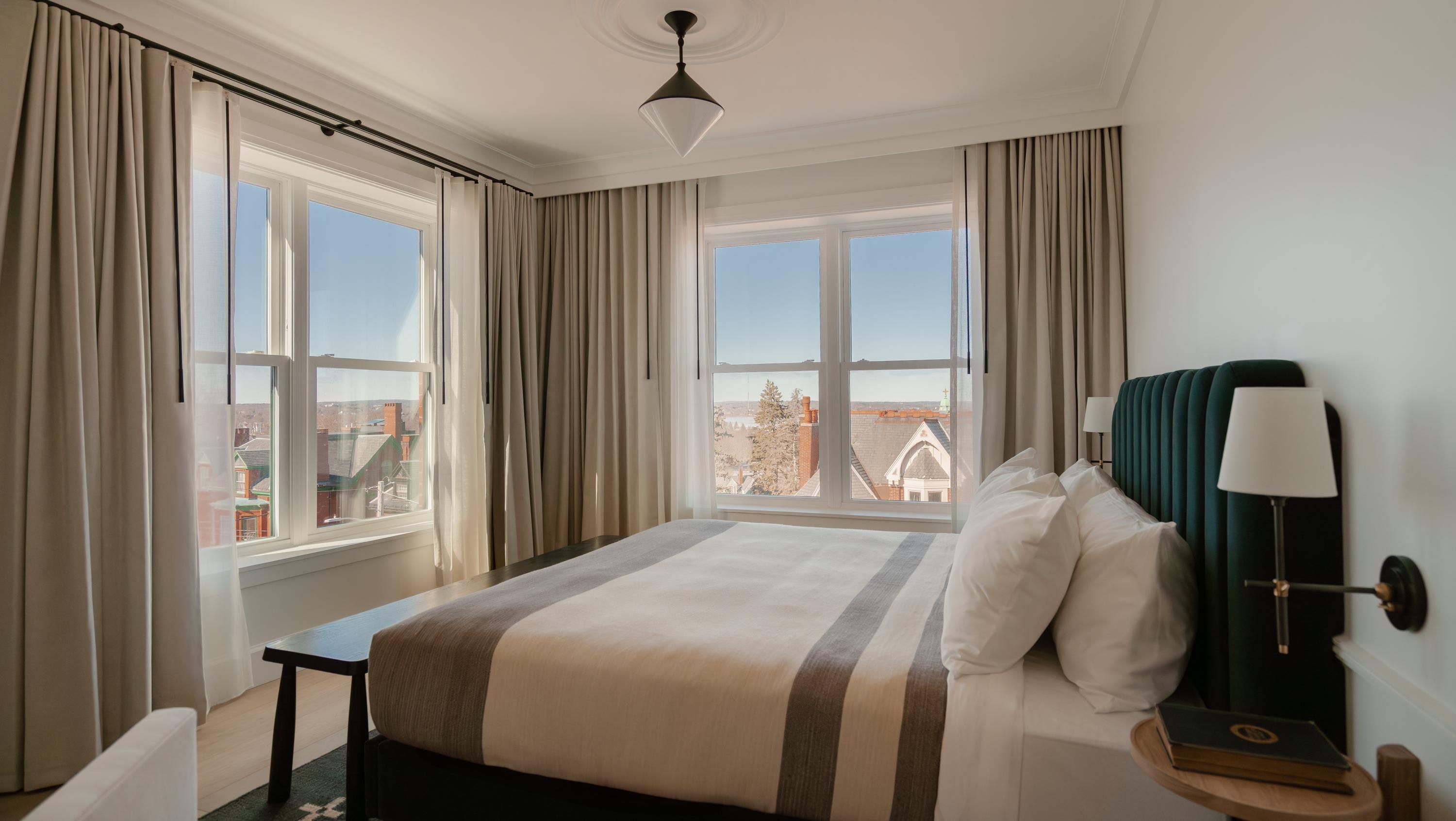 لونج فيلو هوتل - بورتلاند - غرفة نوم