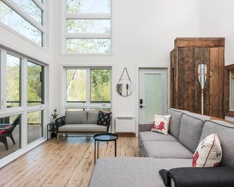 Chalet Natür | Waterfront | Hot Tub | Kayak Pedalo | Firepit | Private big land - Saint-Alphonse-Rodriguez - Salon