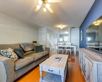 Townhome w/ Community Pool: 11 Mi to Dtwn Raleigh! - Morrisville - Living room