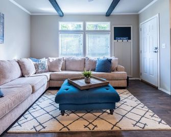 Cozy 2021 Lake Texoma Cabin Close To Everything! - Kingston - Living room