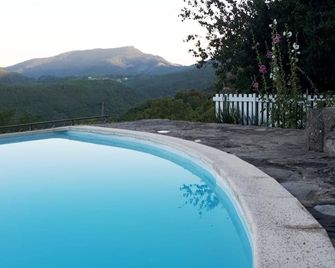 Grande suite pour 2 à 4 personnes. - Pourchères - Piscina