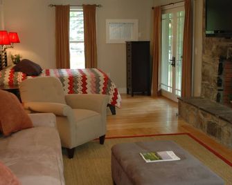 2 Bdrm on Lake Dunmore, linens, Views, Beach, Marina, Pub, Store. Pet friendly - Salisbury - Living room