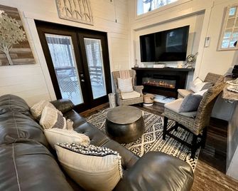 Charming Cabin with Barbecue in Monteagle, Tennessee - Monteagle - Huiskamer
