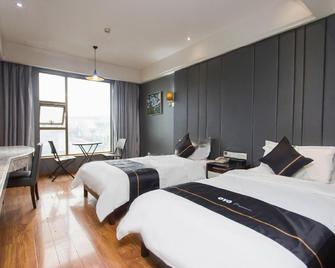 6+1 Chain Hotel Huaihua Railway Station - Huaihua - Bedroom