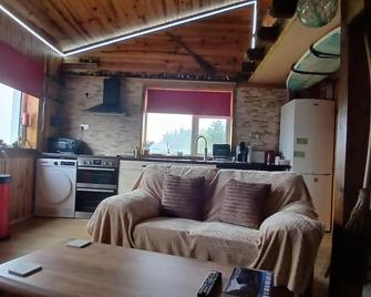 The Den, Belmullet: Stables Studio Apartment. Mezzanine. Tranquil And Rural - Belmullet - Sala de estar