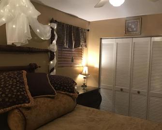 Private Pinellas County Beaches' getaway house - Seminole - Bedroom