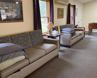 A 'Suite' Place to Crash - Gettysburg - Living room
