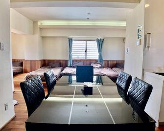 rob cond - Naha - Essbereich