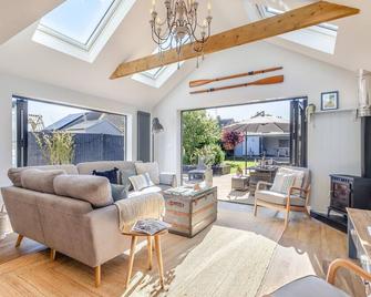 3 bedroom accommodation in Mersea Island - West Mersea - Living room
