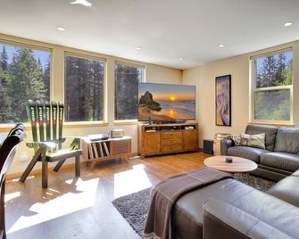 Ski Chalet with hot tub, sauna & fire pit, walking distance to brewery and food! - Girdwood - Sala de estar