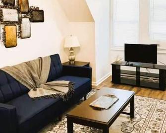 Cozy 1br Retreat - Private - Near City - Pittsburgh - Wohnzimmer