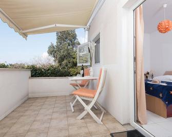 Lovely apartment in Zuljana with kitchen - Zuljana - Balcón