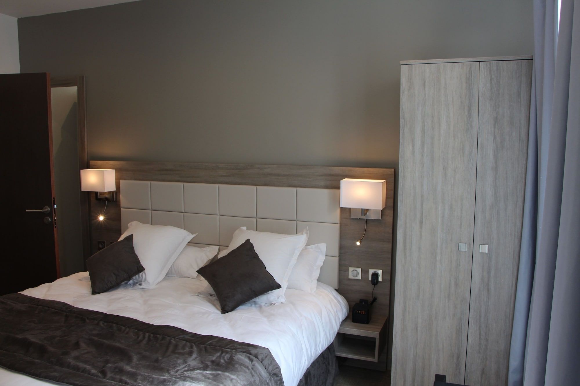 Hotel Restaurant L'esturgeon - Poissy - Camera da letto