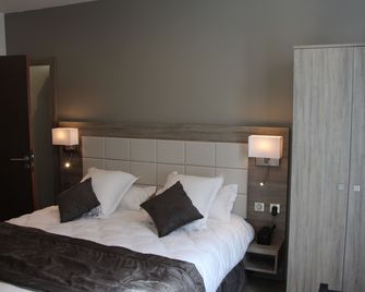 Hotel Restaurant L'esturgeon - Poissy - Camera da letto