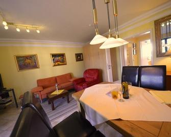 Ferienwohnungen Boddenstraße 55b - Gager - Comedor
