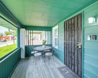 1925 Bungalow-Style Home about 2 Mi to Downtown Indy! - Indianapolis - Balkon