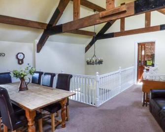 17th C Stone Barn Conversion In Village Location - Western Edge Of Peak District - Cheadle - Dining room