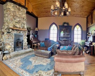 Quaint lodge wonderful for retreats, reunions, weddings, and relaxation! - Mountain View - Living room