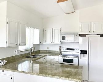 Lg Waterfront lot off Tavernier Crk. 26' dock space, 3/3-two living areas, Grill - Tavernier - Kitchen