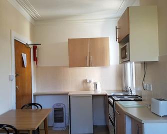 Flat with ensuite shower room sleeps 5 - Paignton - Kitchen