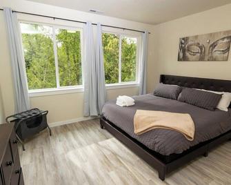 Spacious home and lower level condo with outside entrance. - Longview - Slaapkamer