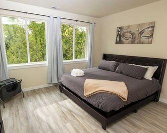 Spacious home and lower level condo with outside entrance. - Longview - Slaapkamer