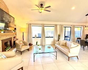 Luxurious 3-Bedroom Retreat in Ajijic - San Antonio- Walk to Everything - Ajijic - 客廳