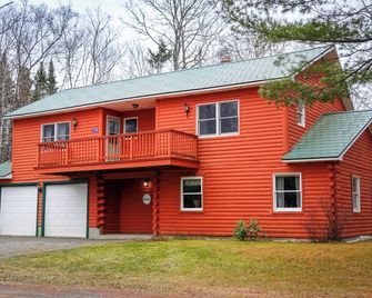 Nickerson Lake Cedar Log Home - Houlton - Building