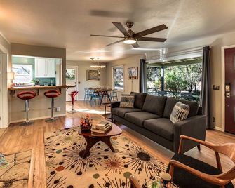 The Meadow - Downtown Murphys - Murphys - Living room