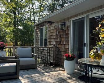 Private Oasis. Walk to Waterfront Dining. Large Garden & Pool. Dog-Friendly - East Hampton - Patio