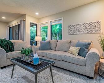 King Bed | Sleeps 4 | Golf Course - Daphne - Living room