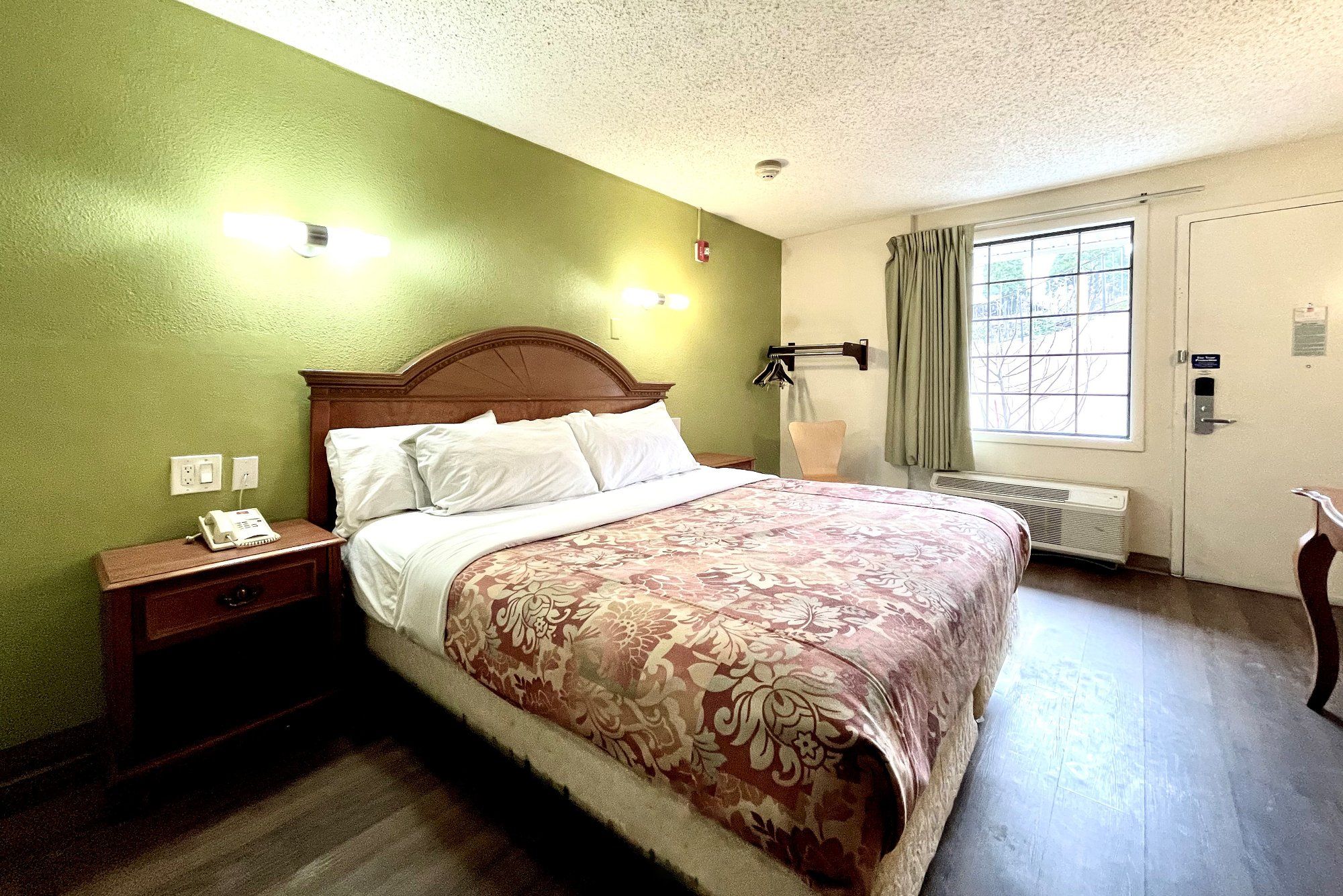 Bedroom view of Red Carpet Inn - New Brunswick