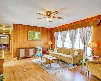 Mid-Century 1950s Retreat w/ Rec Room in Monett! - Monett - Sala de estar