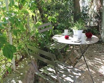 Une Pause A Signes - Signes - Patio